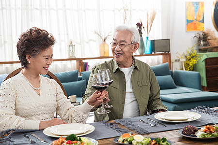 幸福的中老年夫妇两人干杯庆祝图片素材