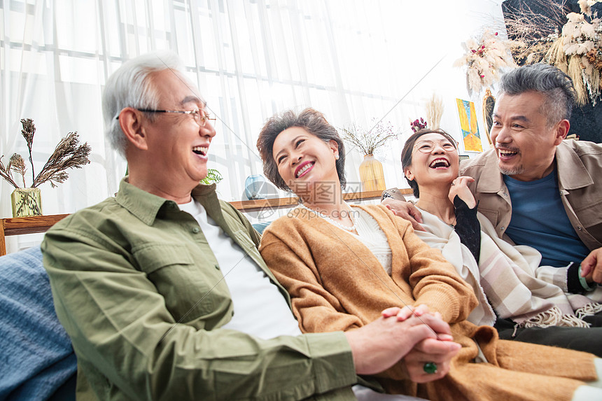 两对快乐的中老年夫妇坐一起聊天高清图片下载-正版图片507638837-摄图网