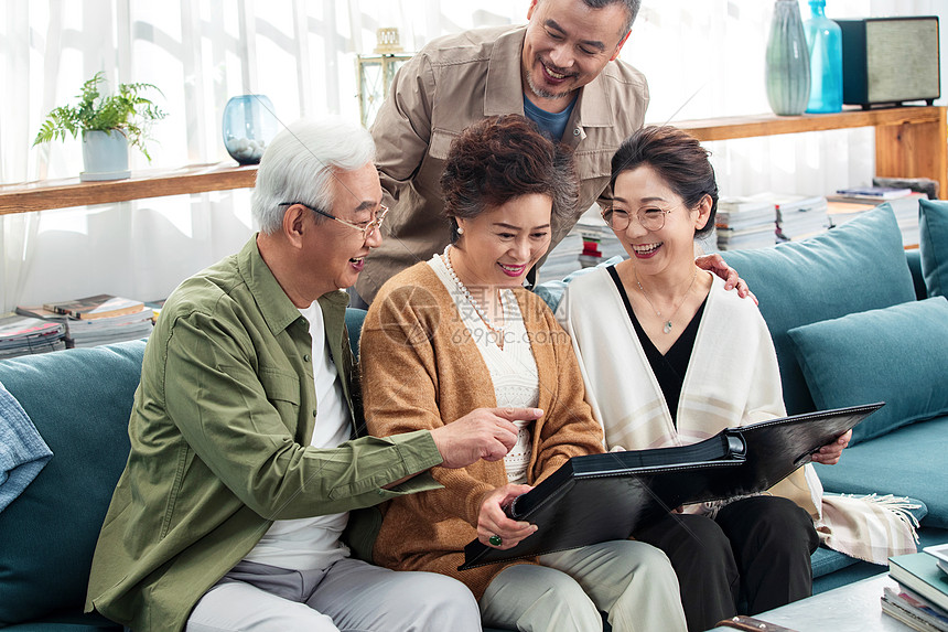 快乐的中老年朋友一起看相册回忆从前高清图片下载-正版图片507638848-摄图网