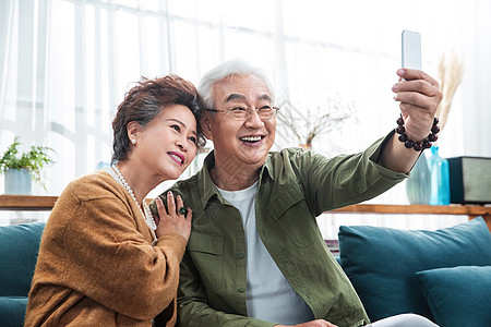 幸福的老两口用手机自拍图片