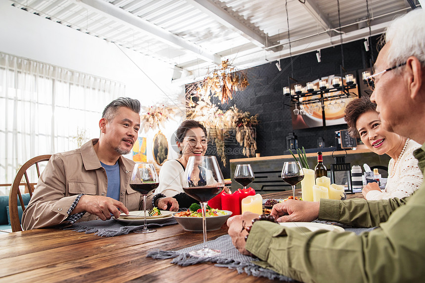 快乐的中老年朋友聚餐时边吃饭边聊天高清图片下载-正版图片507638910-摄图网