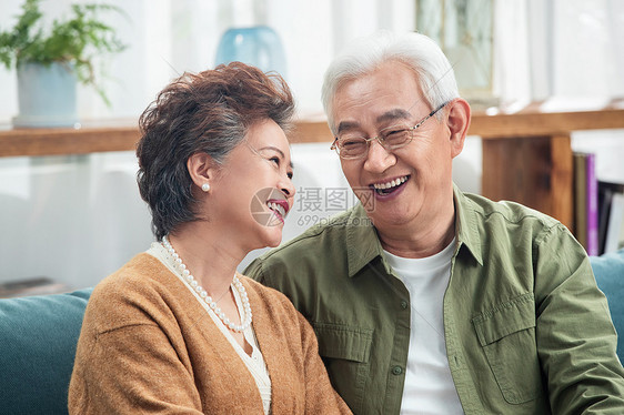 幸福的老年夫妇坐在一起图片