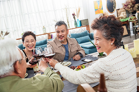 室内聚会上干杯庆祝的两对中老年夫妇图片