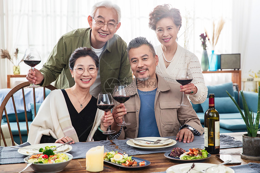 快乐的中老年人聚餐举杯肖像高清图片下载-正版图片507638940-摄图网