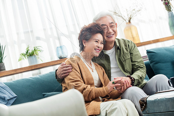 幸福的老年夫妇坐在沙发上图片