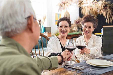 聚会上快乐的中老年人闲聊干杯图片