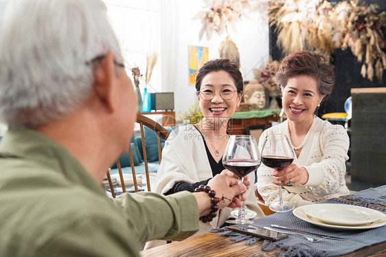 聚会上快乐的中老年人闲聊干杯图片