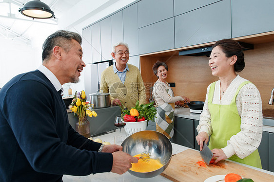 中老年人在厨房做饭图片