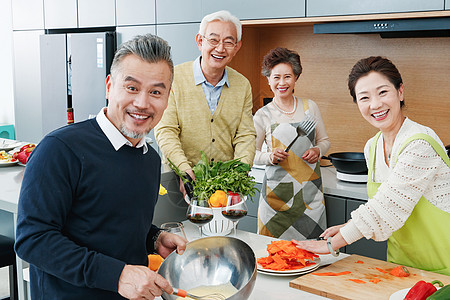 中老年人在厨房做饭图片