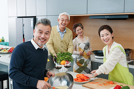 中老年人在厨房做饭图片