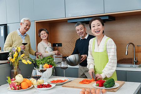 中老年人在厨房做饭图片