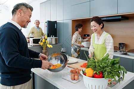 中老年人在厨房做饭图片