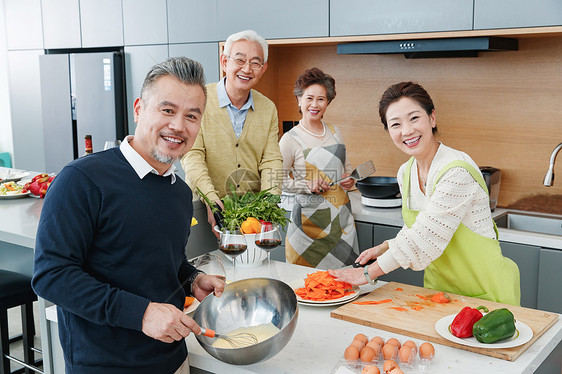 中老年人在厨房做饭图片