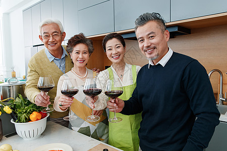 快乐的中老年人在厨房举杯庆祝图片