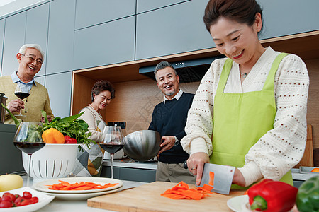 中老年人在厨房做饭图片