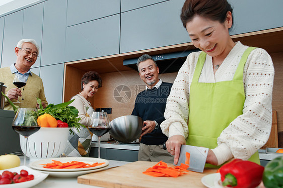 中老年人在厨房做饭图片