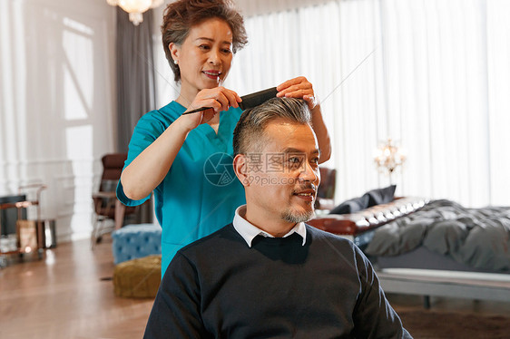 护工给坐轮椅的中年男士梳理头发图片