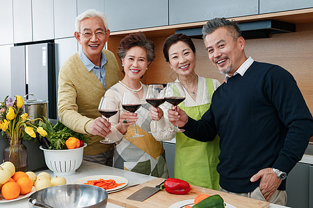 快乐的中老年人在厨房举杯庆祝图片