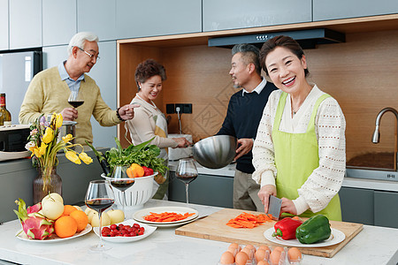 快乐的中老年人在厨房做饭图片