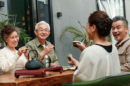 中老年朋友喝茶聊天图片