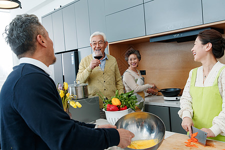 快乐的中老年人在厨房做饭图片