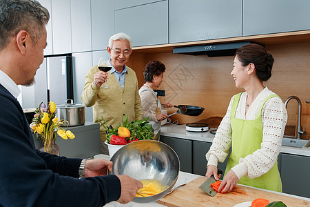 快乐的中老年人在厨房做饭图片