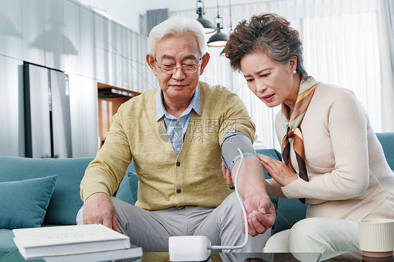 老年夫妇测量血压图片