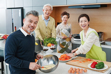 中老年人在厨房做饭图片