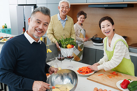 中老年人在厨房做饭图片