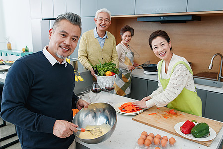 中老年人在厨房做饭图片