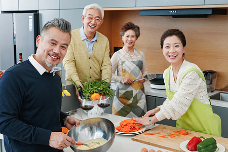 中老年人在厨房做饭图片