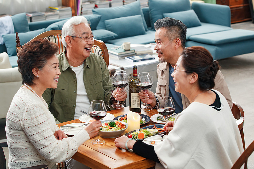 快乐的中老年朋友边吃饭边聊天高清图片下载-正版图片507639347-摄图网