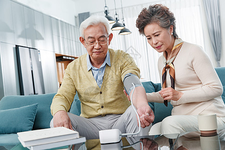 老年夫妇测量血压图片