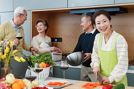 快乐的中老年人在厨房做饭图片