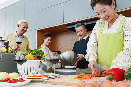 快乐的中老年人在厨房做饭图片