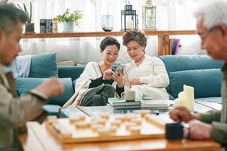 快乐的老年人下象棋图片