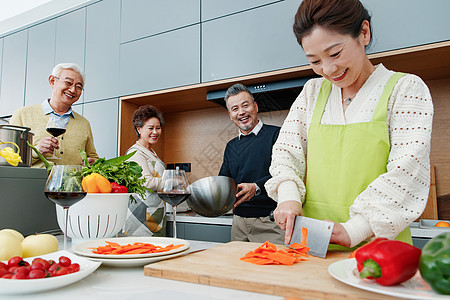 快乐的中老年人在厨房做饭图片