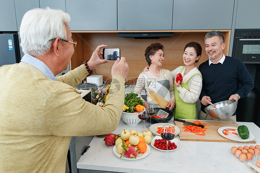 边做饭边直播她用家常菜征服了千万都市夜归人