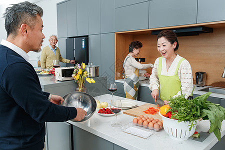 快乐的中老年人在厨房做饭图片