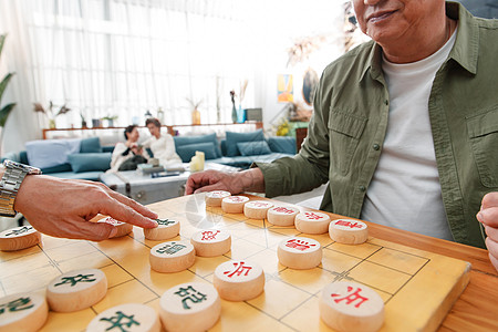 快乐的老年人下象棋图片