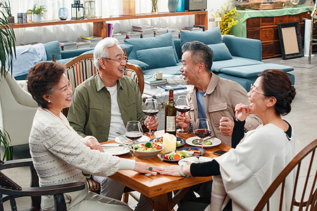 快乐的中老年朋友边吃饭边聊天图片素材