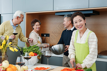 快乐的中老年人在厨房做饭图片