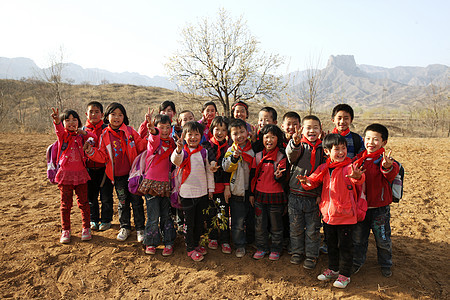 乡村小学生图片