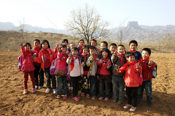 乡村小学生图片