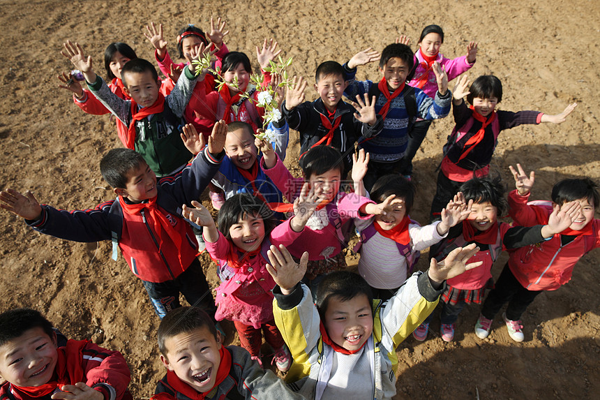 快乐欢呼的乡村小学生图片