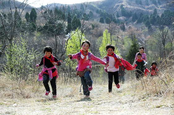 乡村小学生快乐的奔跑图片