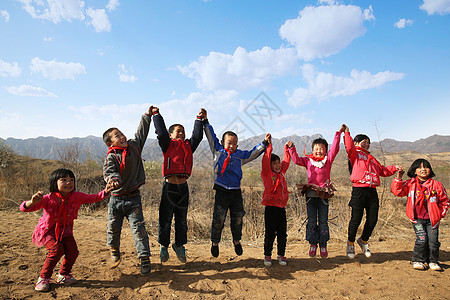 乡村小学生跳跃图片