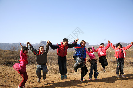 乡村小学生跳跃图片