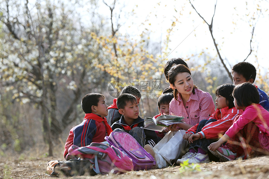 乡村老师给小学生讲课高清图片下载-正版图片507639667-摄图网