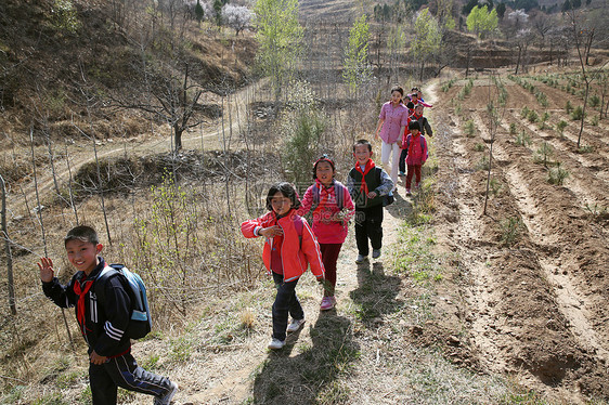 乡村老师和学生走在山路上图片